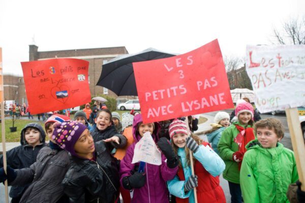 400 élèves de l’Académie Saint-Clément de Ville Mont-Royal marchent « 3 petits pas » le matin du marathon